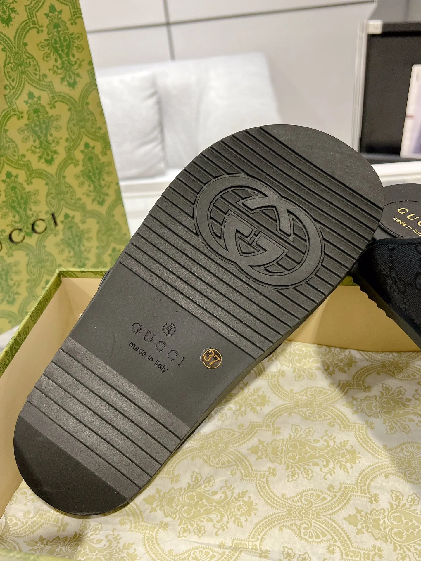 👟👟Ex-factory price 480👟👟 The latest Guccl24ss new product Double G women's Velcro sandals😎 These flat sandals are designed with Velcro straps, which are modern and sporty, bringing comfort. This accessory is crafted from light blue and ivory white GG denim fabric. The upper straps are decorated with elegant Double G-shaped accessories, showing a unique style. Gucci classic presbyopic cloth surface...hot diamond surface...rubber outsole...ZP molded midsole feet...original metal buckle/rhinestone surface Code number: 35 to 42 (41.42 is custom-made and non-refundable)